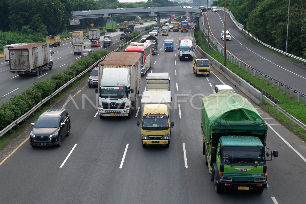 Pembatasan Angkutan Barang Pada Nataru 2023 | ANTARA Foto