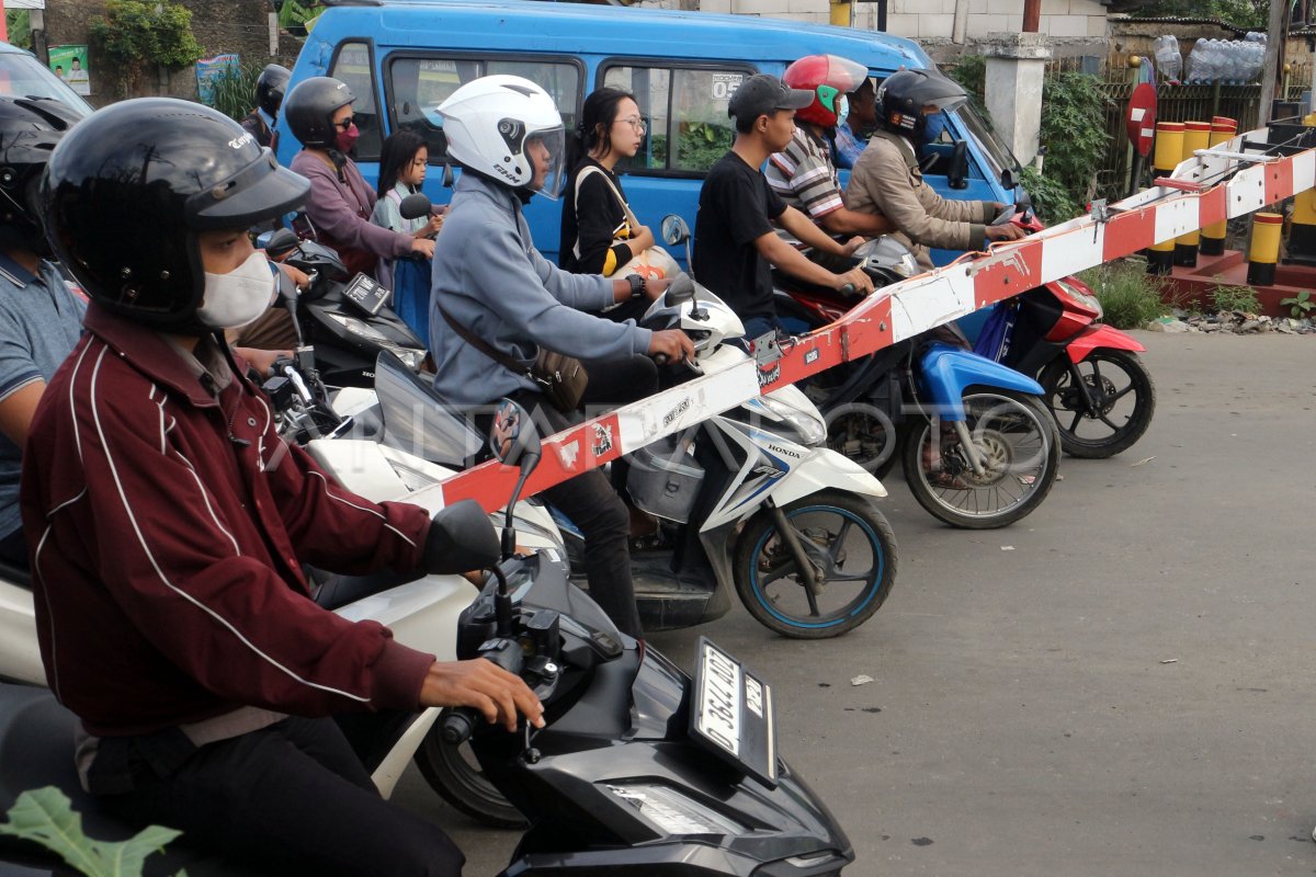 Terobos Palang Perlintasan Kereta Api Antara Foto 3249