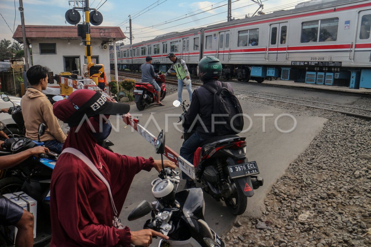 Terobos Palang Perlintasan Kereta Api | ANTARA Foto