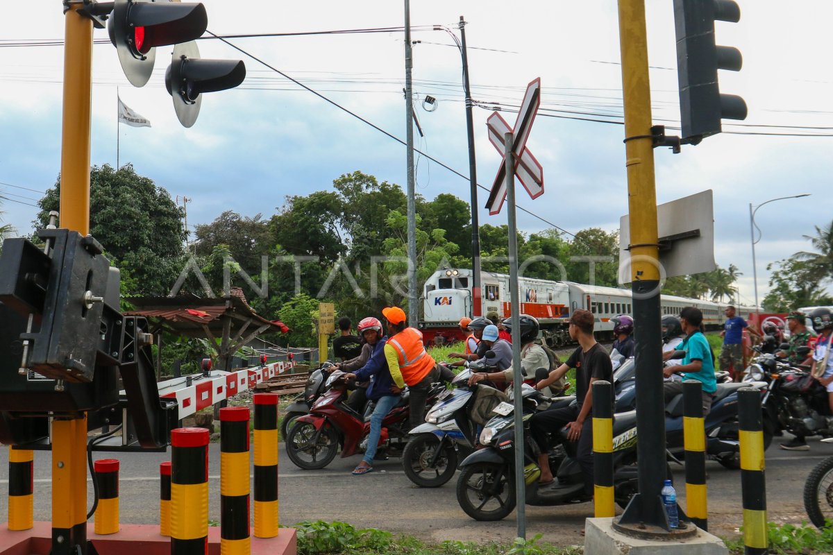 Penambahan Palang Pintu Perlintasan Kereta Api Antara Foto 9414