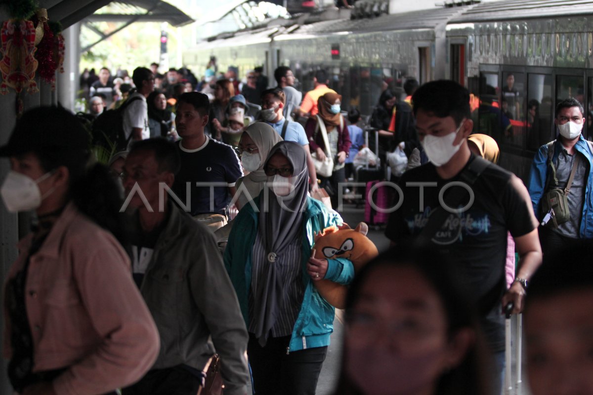 Arus Penumpang Ka Di Surabaya Antara Foto