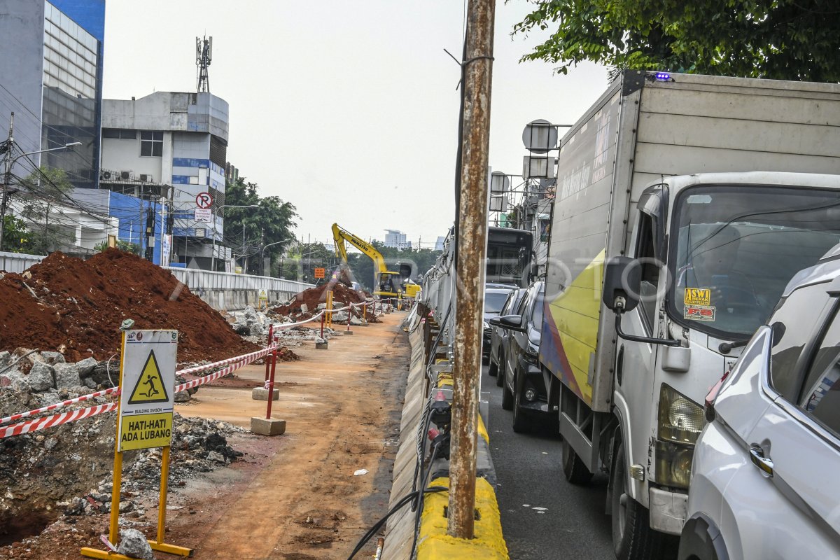 Pembangunan LRT Velodrome-Manggarai | ANTARA Foto