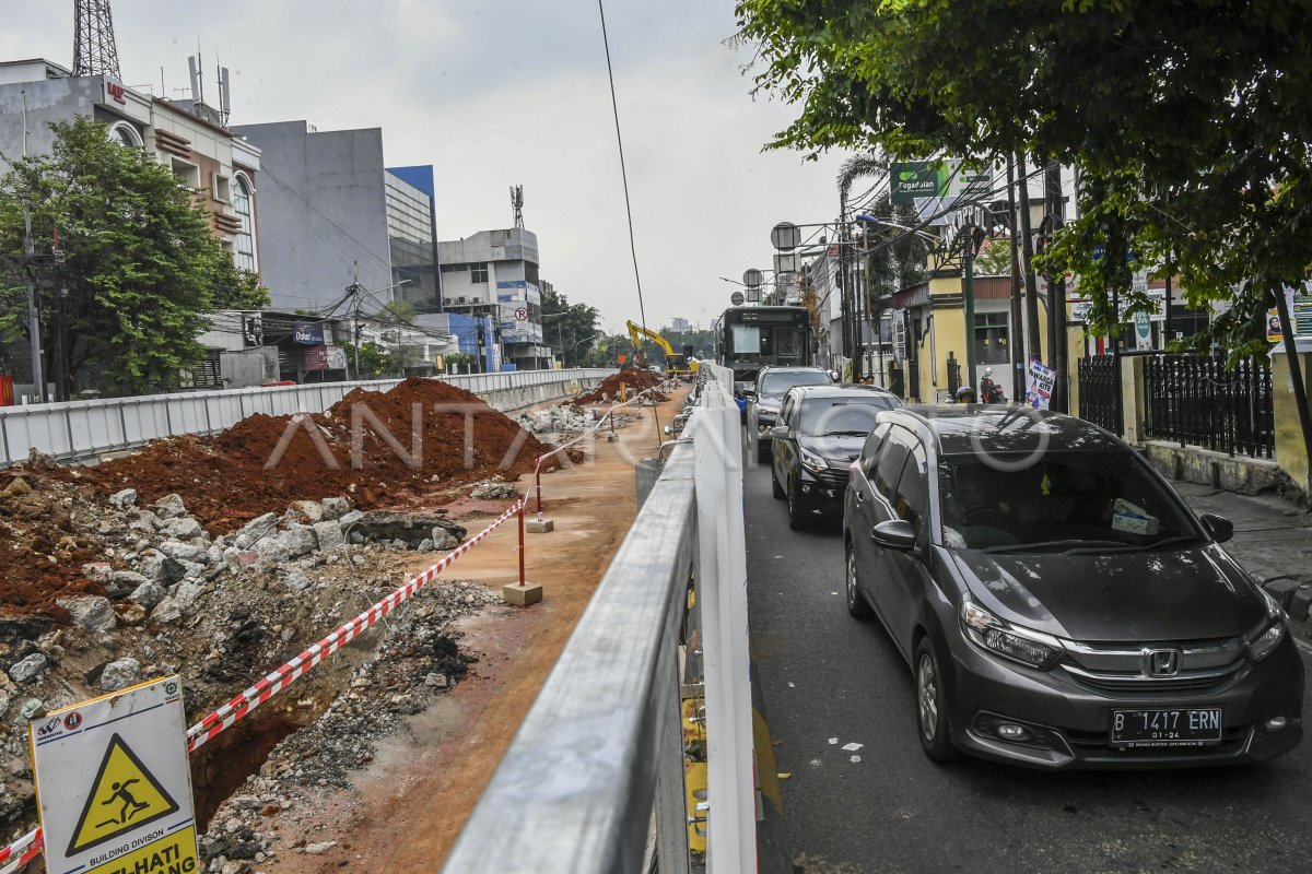 Pembangunan LRT Velodrome-Manggarai | ANTARA Foto