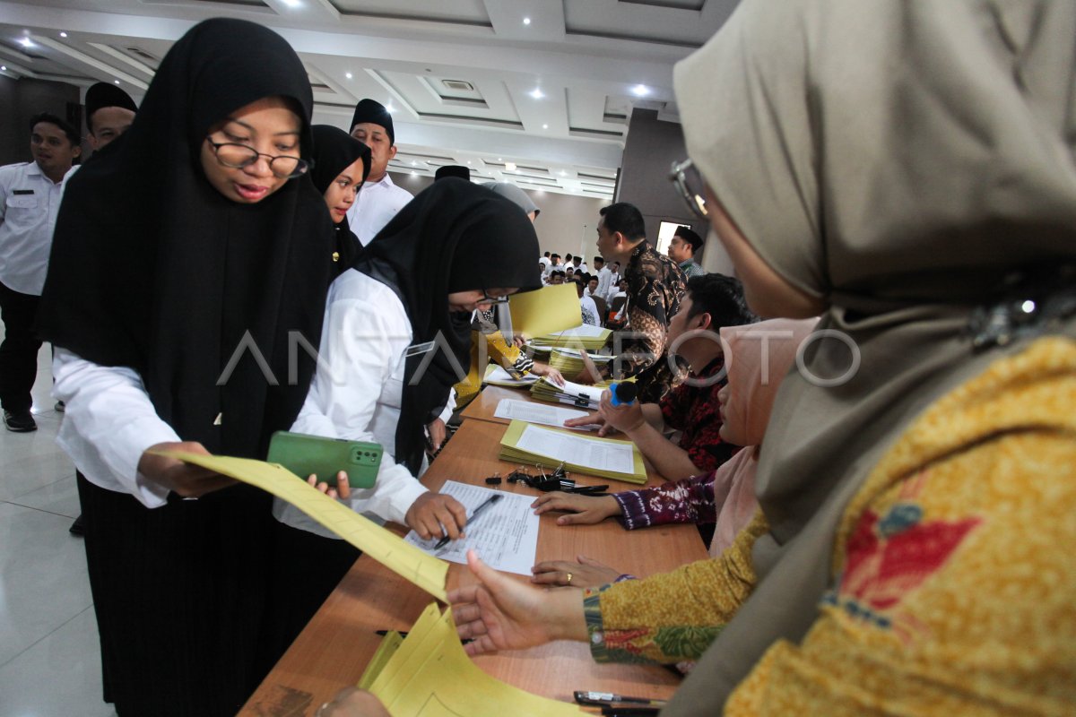 Pembinaan Dan Penyerahan Surat Keputusan Guru | ANTARA Foto