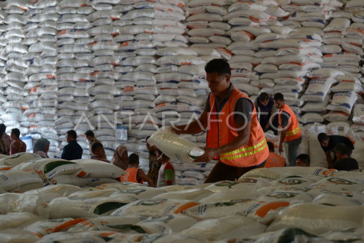 Penyaluran Bantuan Pangan Beras Tahun 2024 | ANTARA Foto