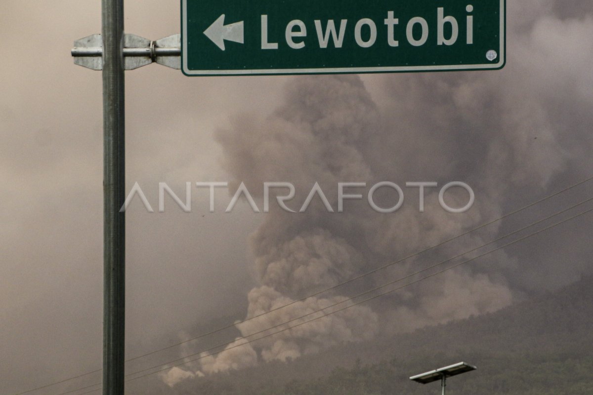 Status Gunung Lewotobi Naik Menjadi Awas | ANTARA Foto