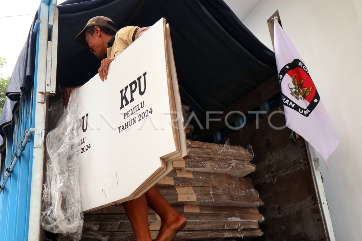 KPU Jombang Mulai Distribusi Bilik Suara Pemilu 2024 | ANTARA Foto