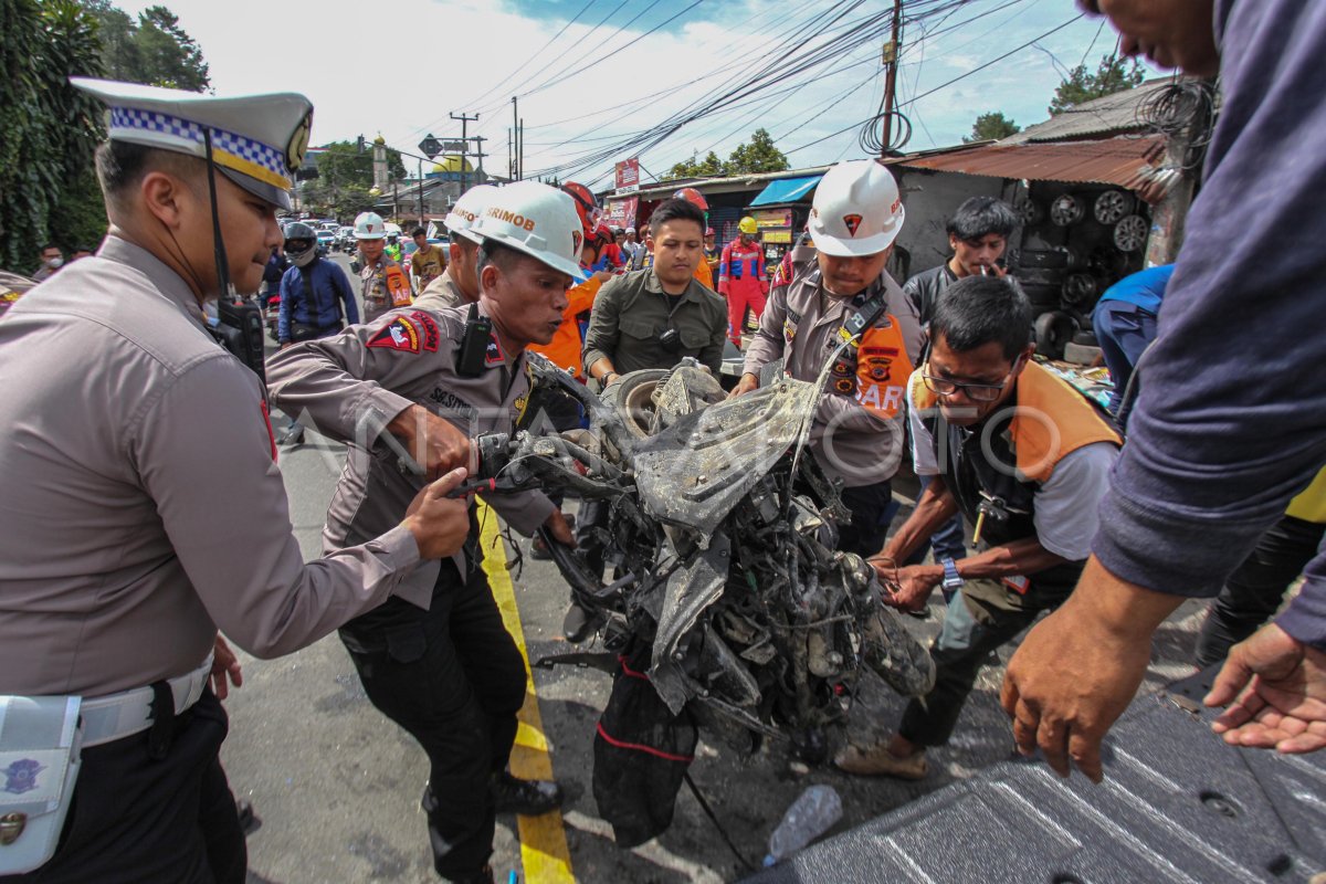 Kecelakaan Beruntun Di Jalan Raya Puncak Bogor | ANTARA Foto