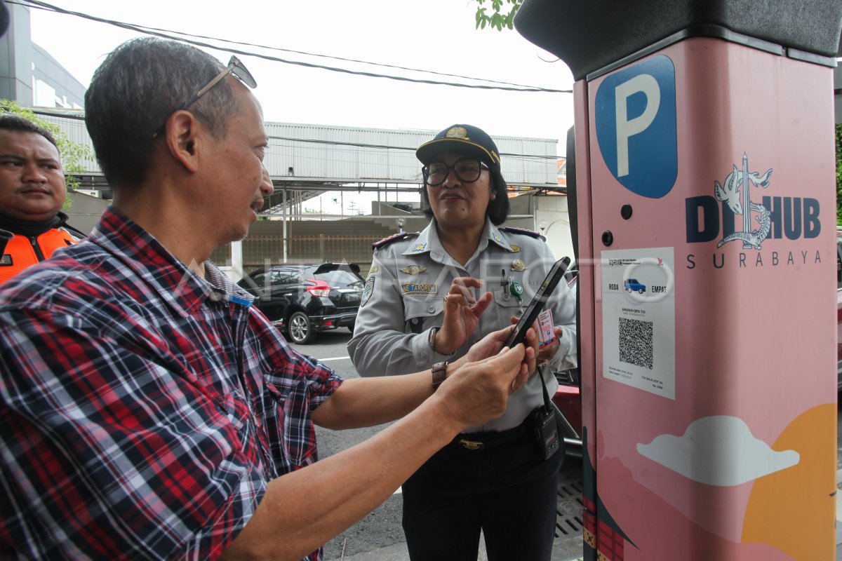 Pembayaran Parkir Secara Nontunai Di Surabaya | ANTARA Foto