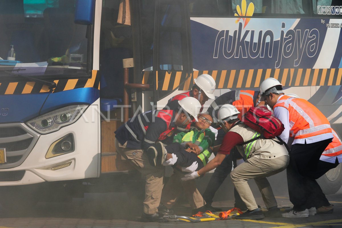 Simulasi Penanggulangan Bencana Kebakaran | ANTARA Foto