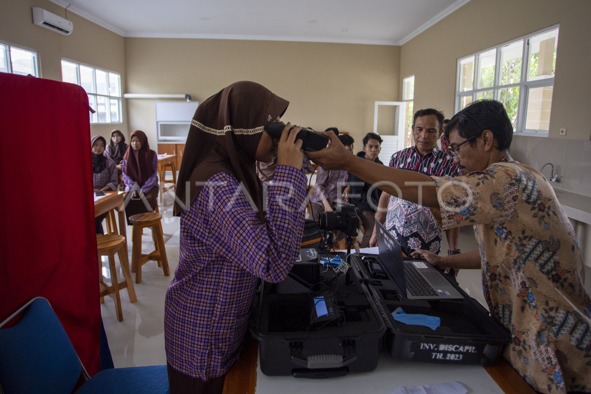 Perekaman KTP Elektronik Pemilih Pemula | ANTARA Foto