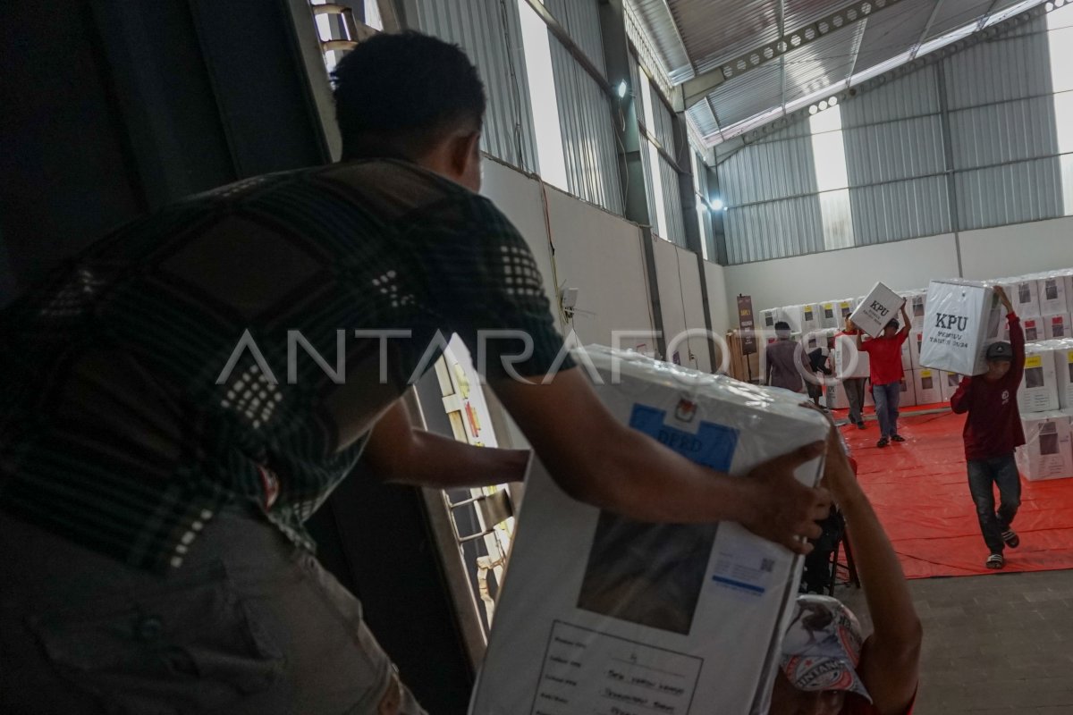 Distribusi Logistik Pemilu 2024 KPU Kota Pekalongan | ANTARA Foto