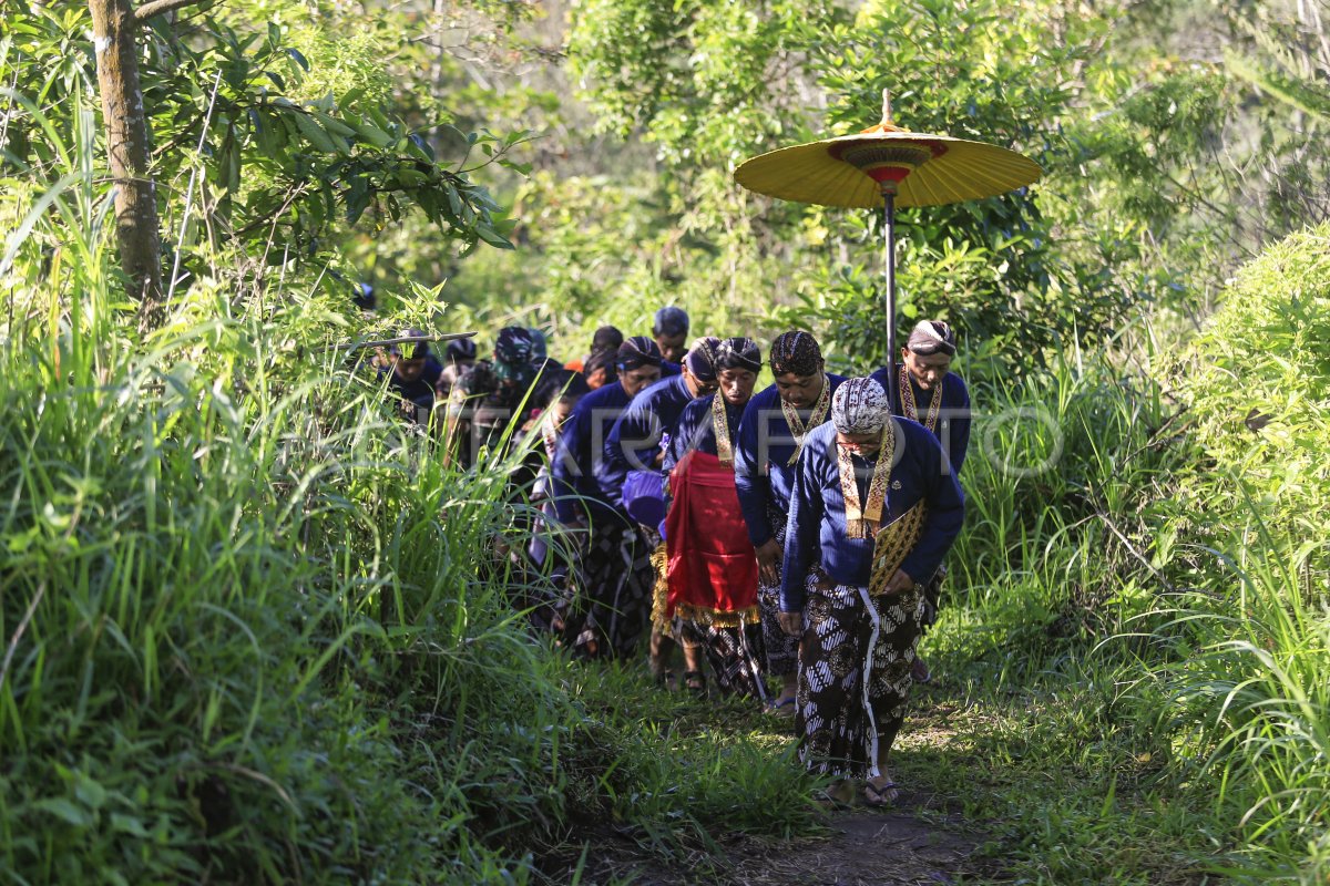 Upacara Labuhan di Gunung Merapi | ANTARA Foto