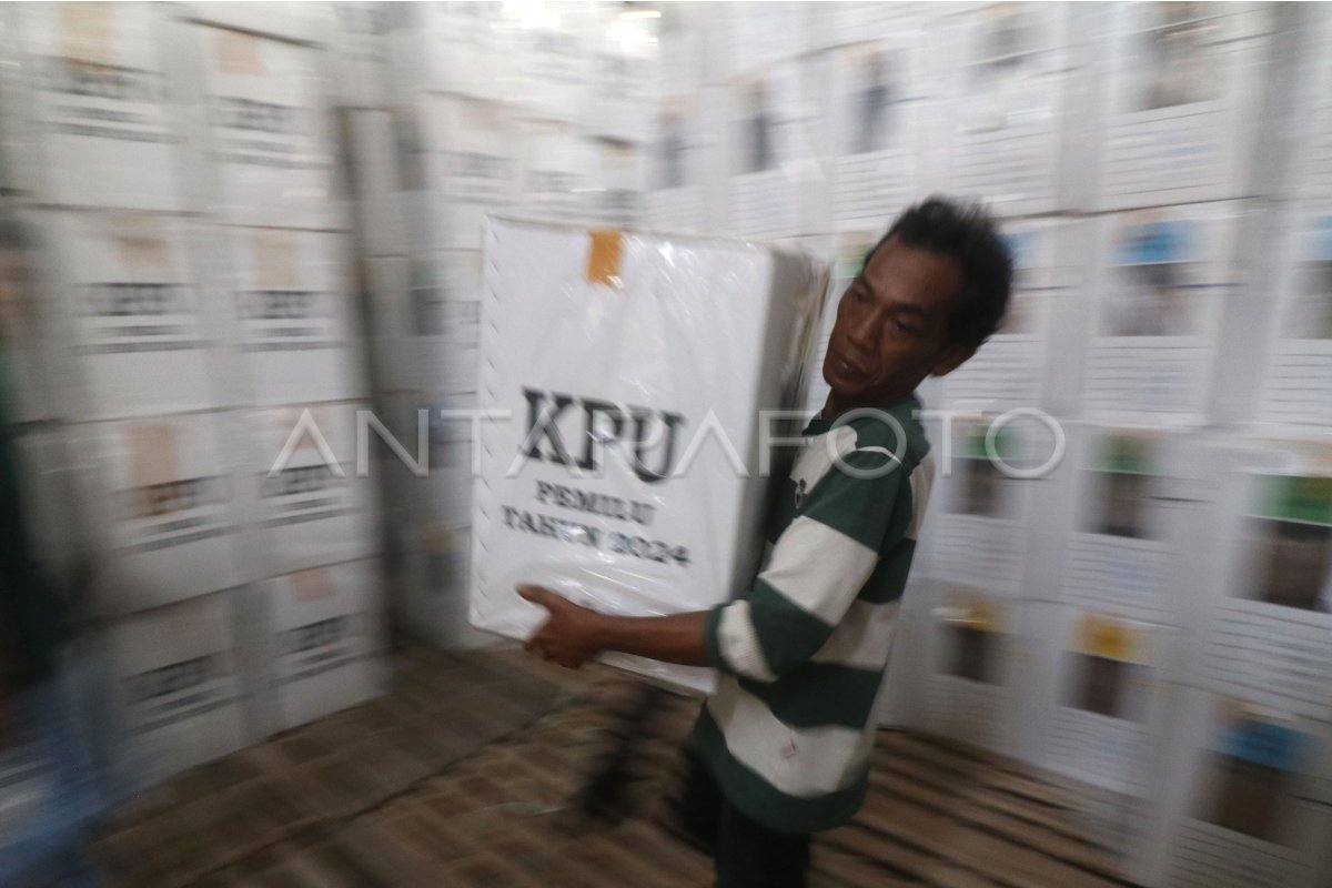 Distribusi Logistik Pemilu 2024 Di Kota Kediri | ANTARA Foto