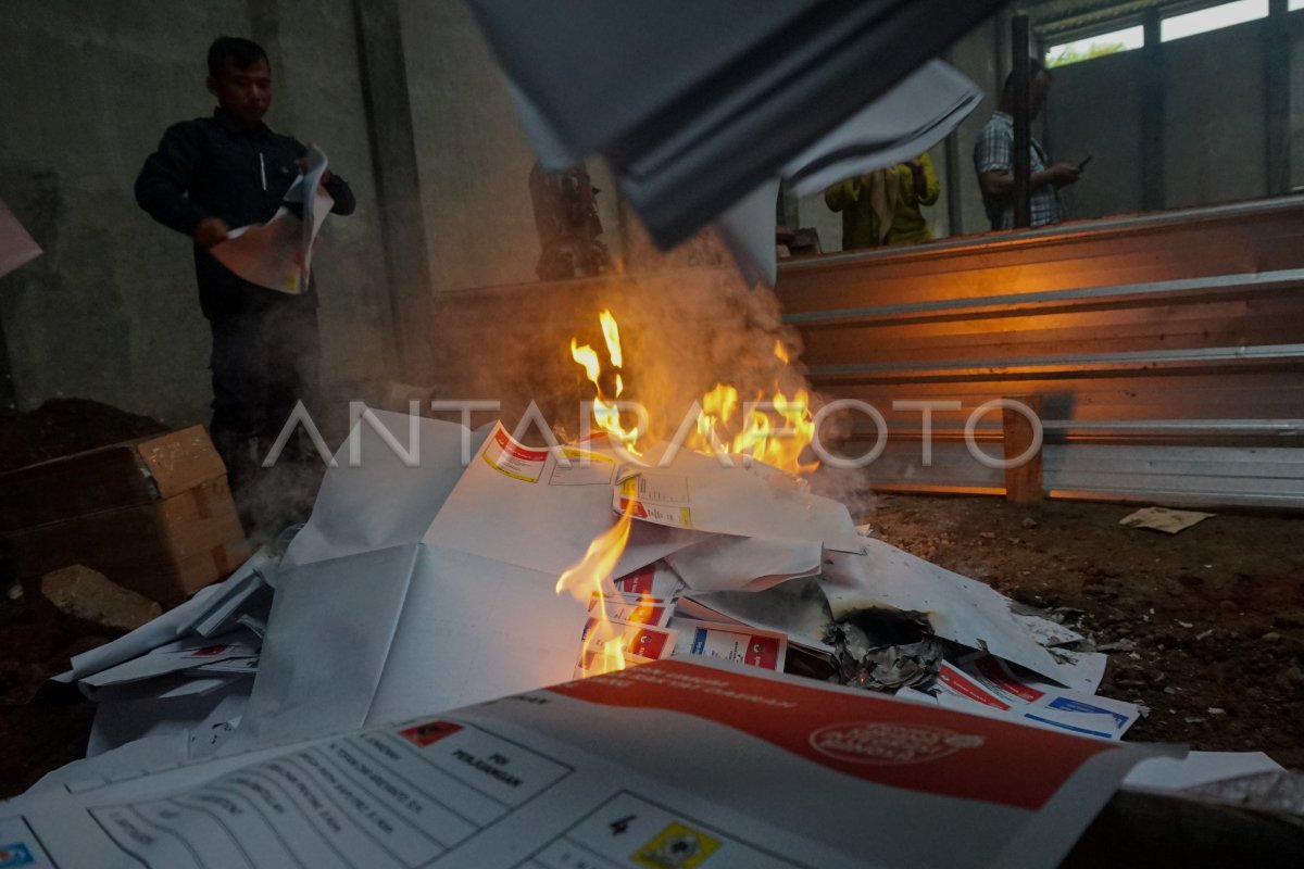 Kertas Suara Rusak Dimusnahkan Di Gudang KPU Batang | ANTARA Foto