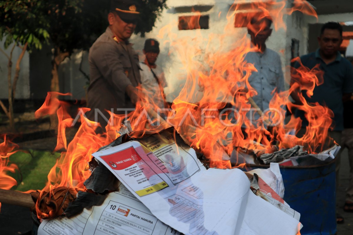 KPU Jombang Musnahkan Surat Suara Rusak | ANTARA Foto