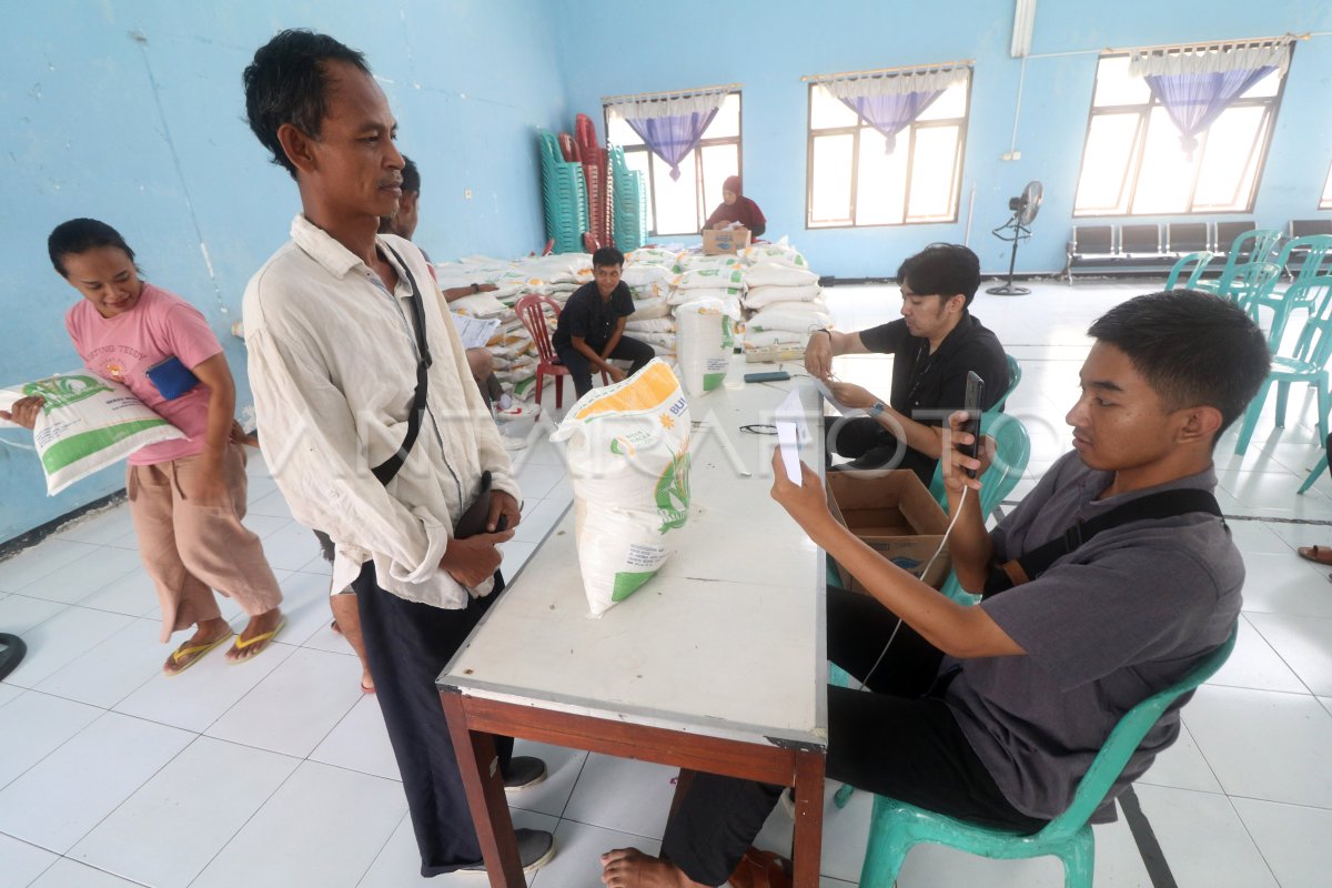 Penyaluran Bantuan Pangan Cadangan Beras Di Kota Kediri | ANTARA Foto