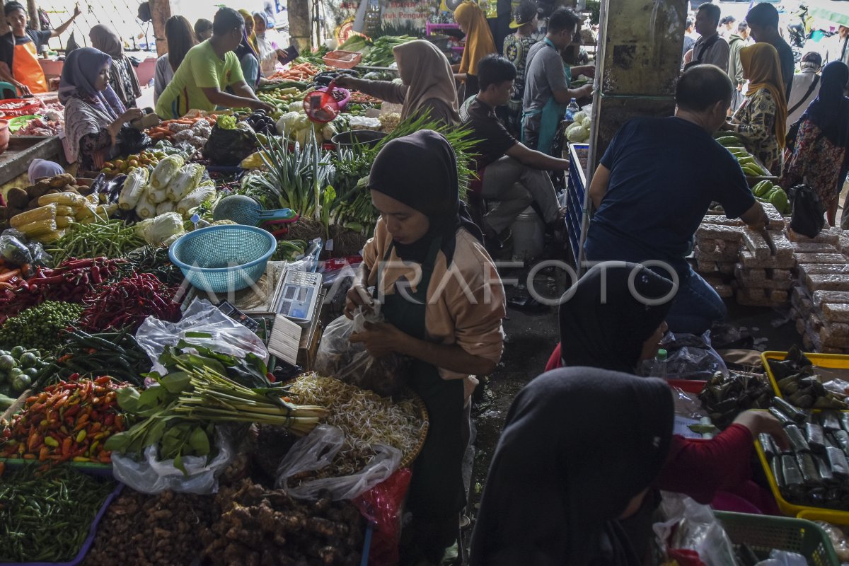 Berbelanja Di Pasar Tradisional Jelang Ramadhan Antara Foto