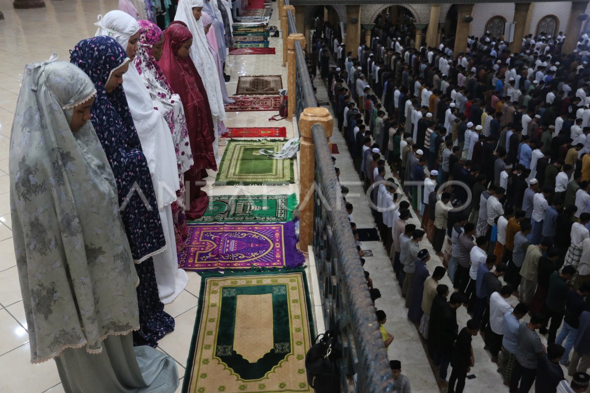 Shalat Tarawih pertama di Aceh Barat | ANTARA Foto