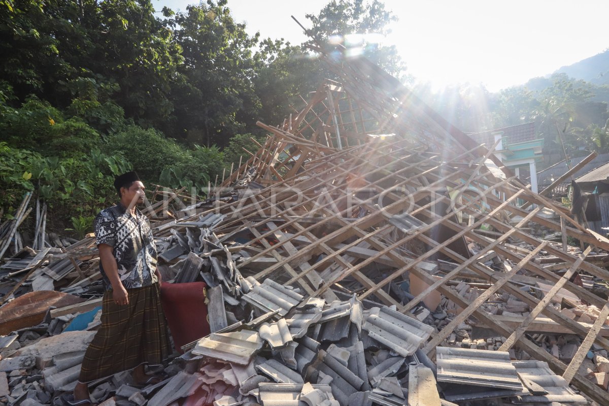 Kerusakan Akibat Gempa Bumi Di Pulau Bawean | ANTARA Foto