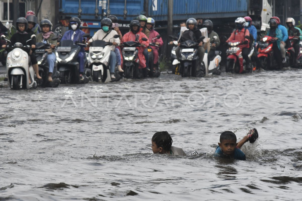 Genangan Air Akibat Sistem Drainase Buruk Antara Foto