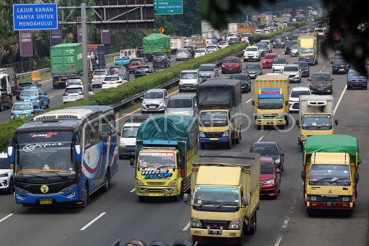 Pembatasan Angkutan Barang Pada Musim Mudik Lebaran 2024 | ANTARA Foto