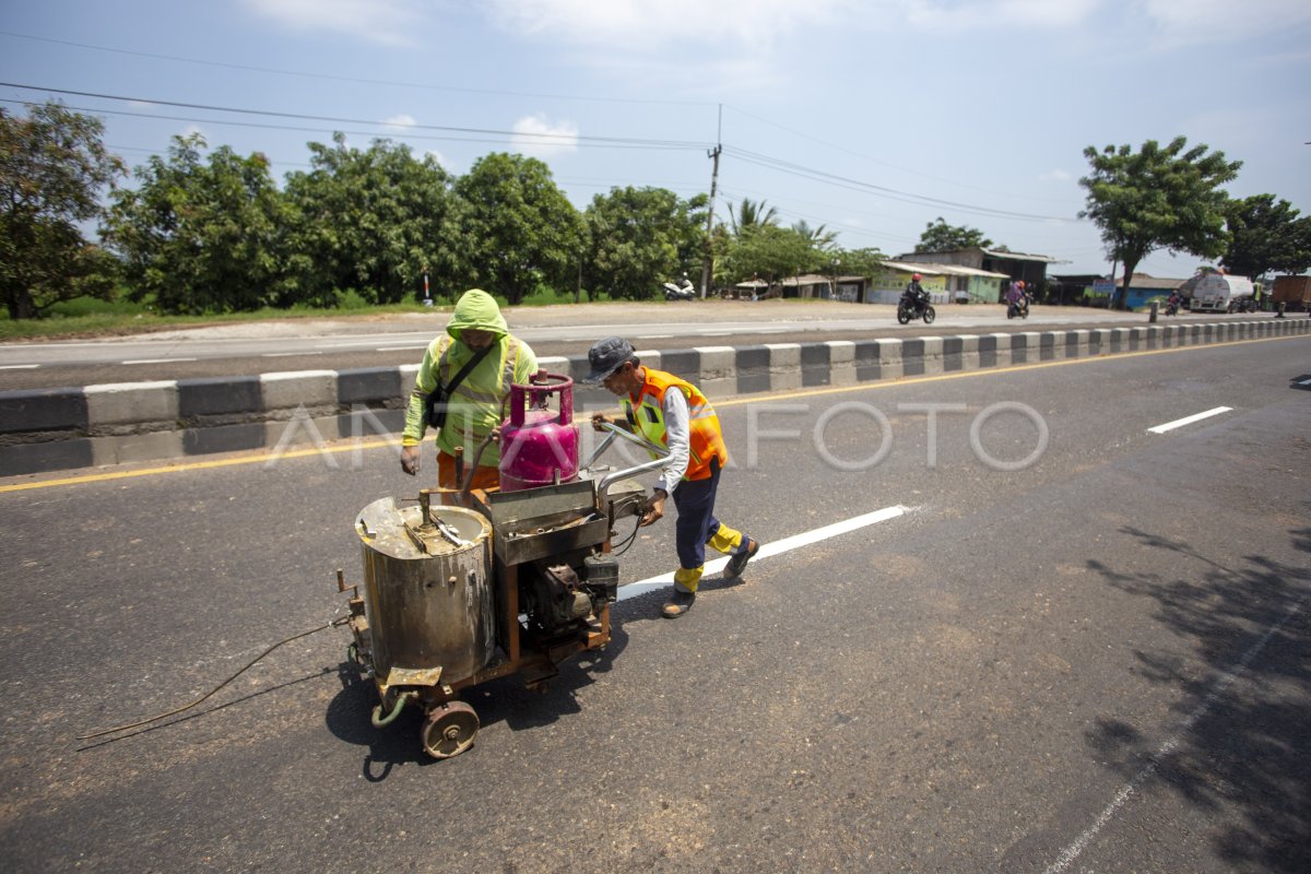 Pengecatan marka jalan Pantura | ANTARA Foto