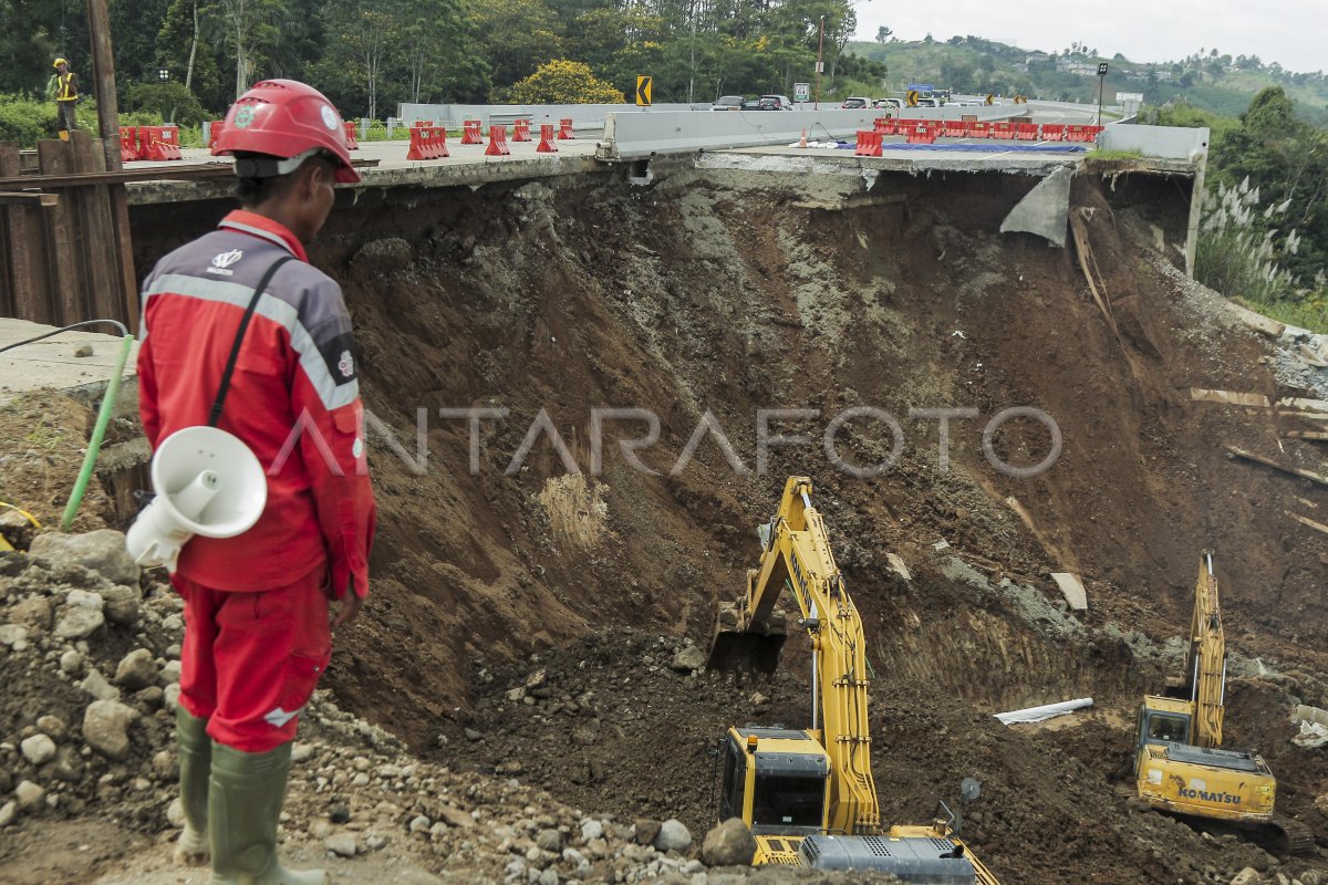 Perbaikan Ruas Jalan Tol Bocimi ANTARA Foto