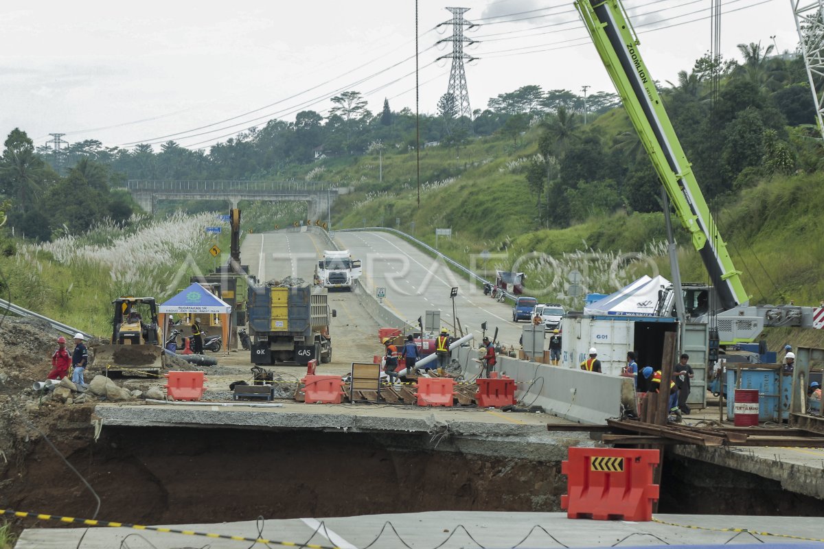 Perbaikan Ruas Jalan Tol Bocimi | ANTARA Foto