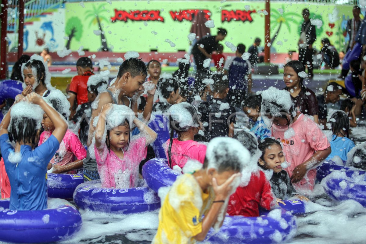 Wisata air di Jonggol Waterpark Kabupaten Bogor | ANTARA Foto