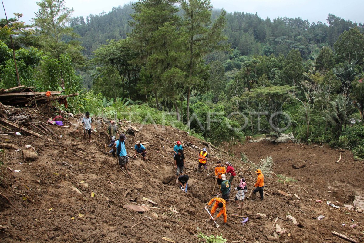 Pencarian Korban Tanah Longsor Di Tana Toraja | ANTARA Foto