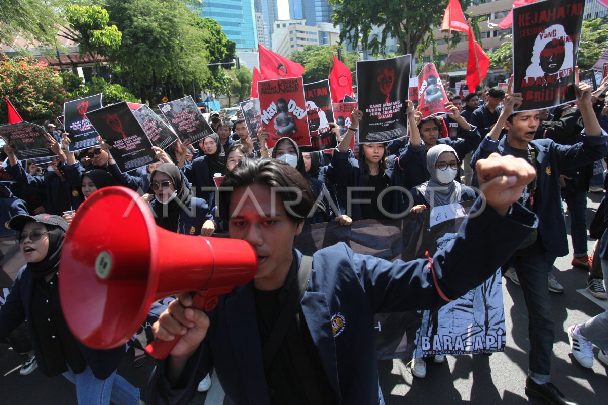 Aksi mahasiswa di Surabaya | ANTARA Foto