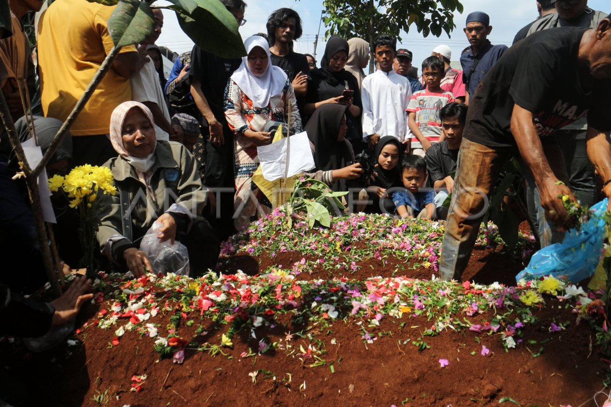 Pemakaman Korban Kecelakaan Bus Maut Subang | ANTARA Foto