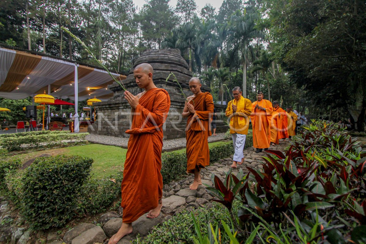 Perayaan Trisuci Waisak Di Candi Sumberawan | ANTARA Foto