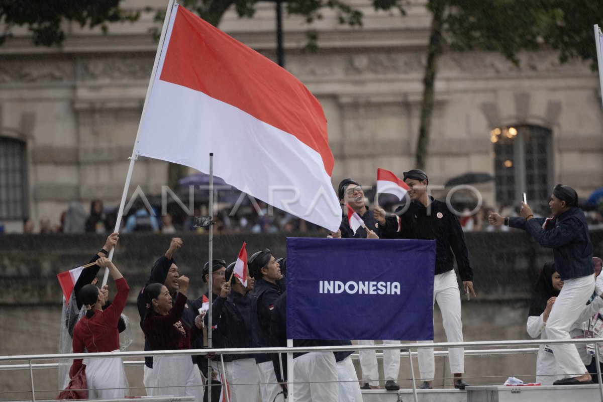 Defile kontingen Indonesia pada pembukaan Olimpiade Paris 2024 ANTARA