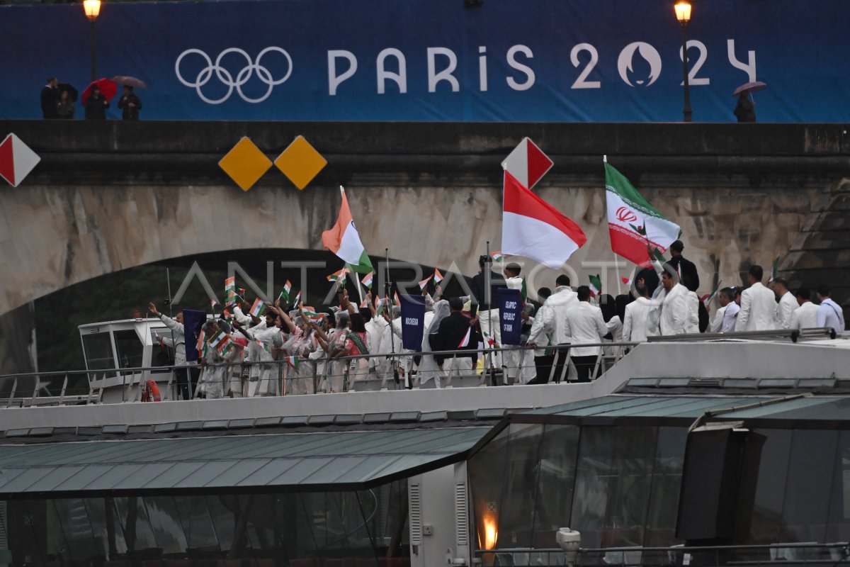 Defile kontingen Indonesia pada pembukaan Olimpiade Paris 2024 ANTARA