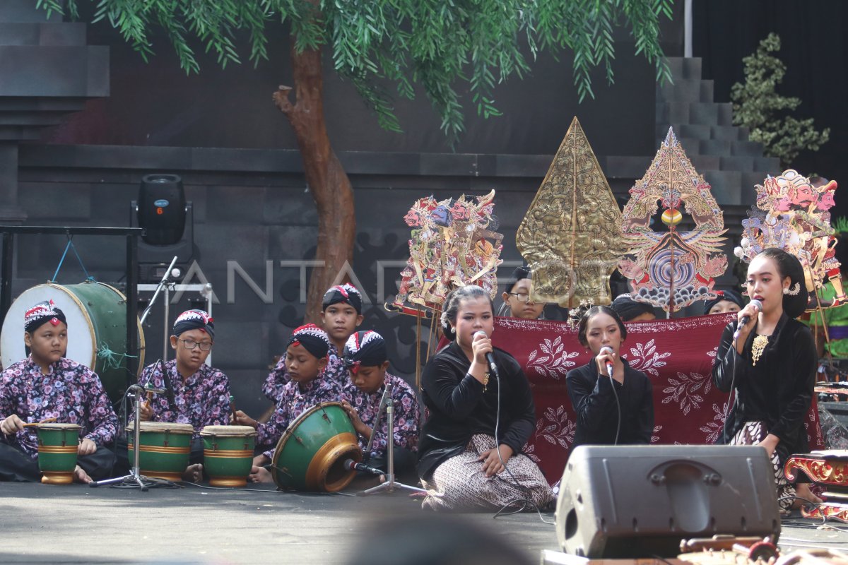 Pentas wayang jemblung pelajar | ANTARA Foto