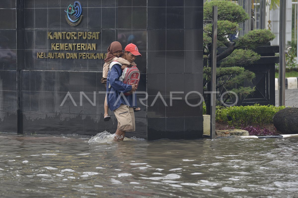 JALAN TERGENANG AIR | ANTARA Foto