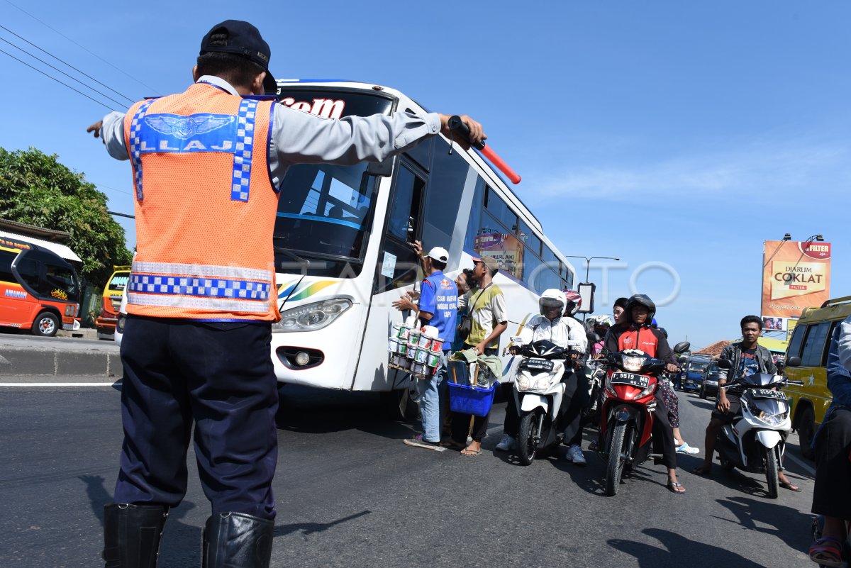 PETUGAS PERSIMPANGAN JALUR PANTURA | ANTARA Foto