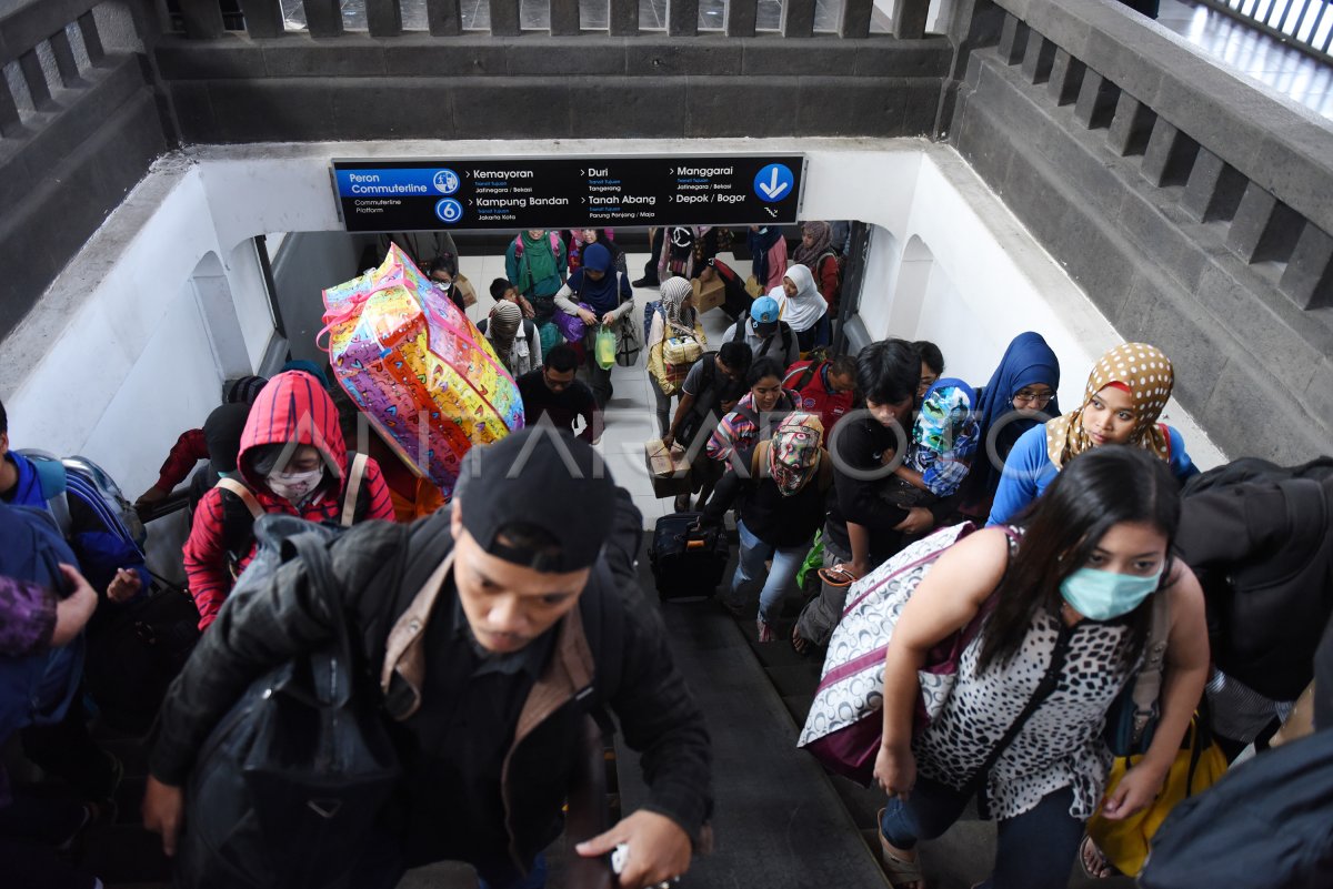 Puncak Arus Balik Stasiun Pasar Senen Antara Foto