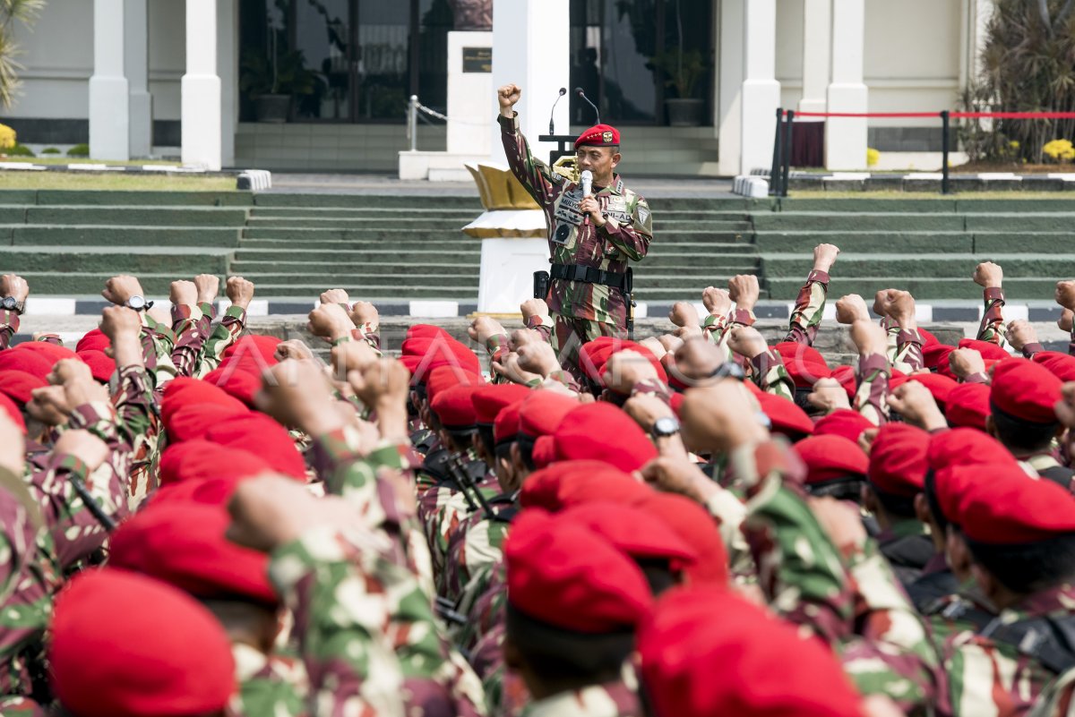 PENYEMATAN BREVET KOMANDO | ANTARA Foto