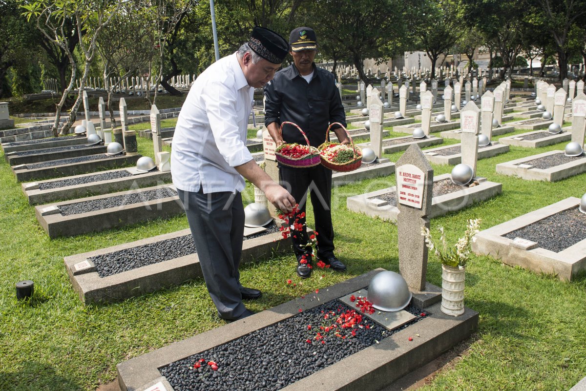 Ziarah Makam Pahlawan Antara Foto