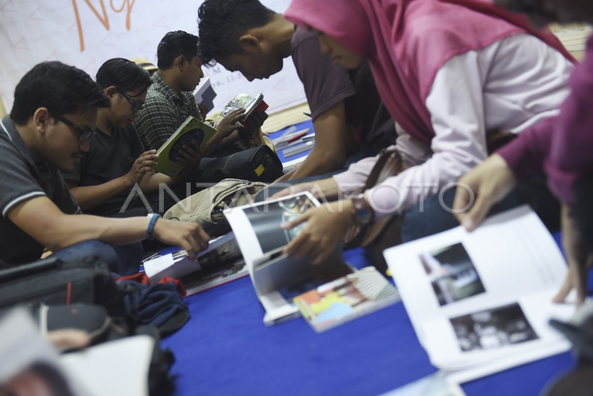 NGABUBURIT BUKU FOTO JURNALISTIK ANTARA Foto