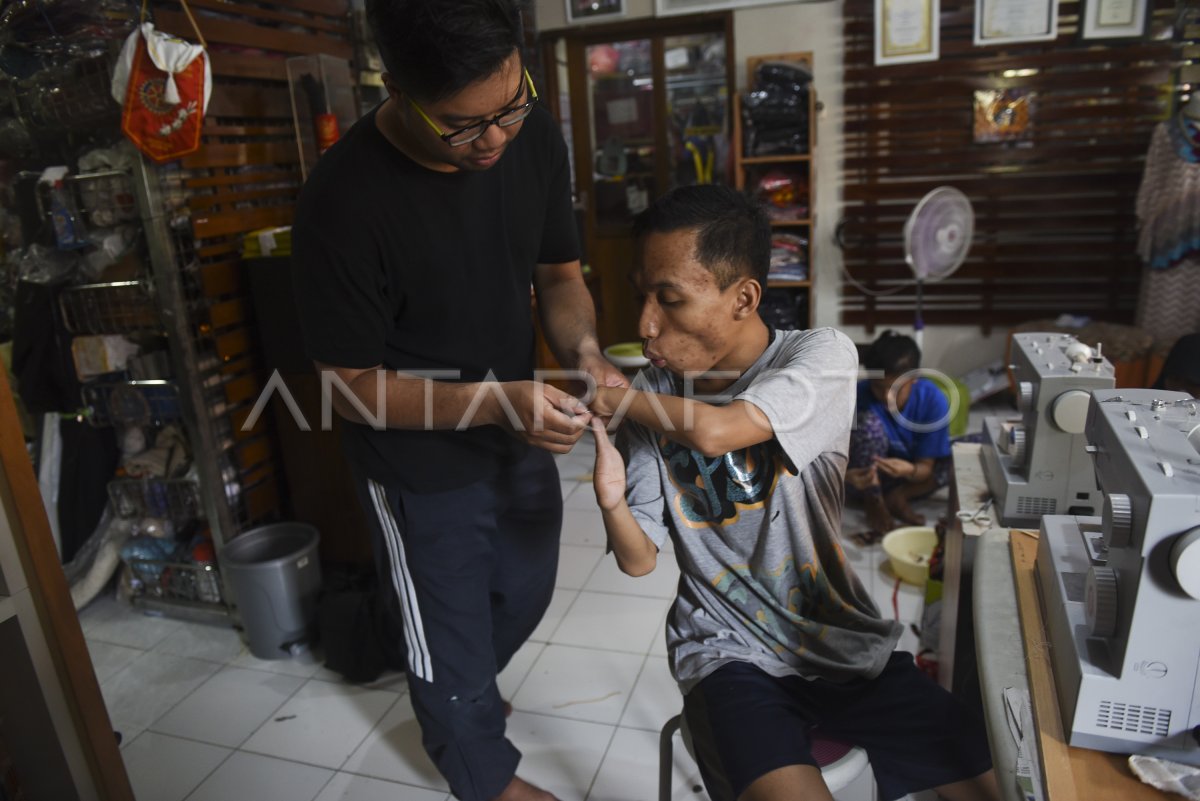 UMKM DISABILITAS SURABAYA | ANTARA Foto