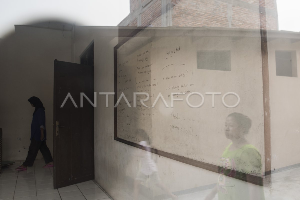 PENGGEREBEKAN PENAMPUNGAN TKI ILEGAL | ANTARA Foto