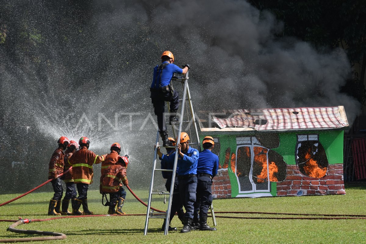 SIMULASI PENANGGULANGAN BENCANA DEPOK | ANTARA Foto