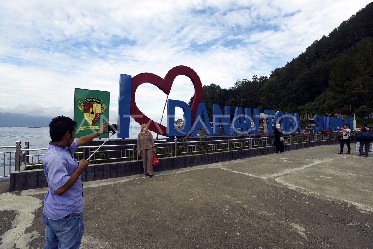 PENGEMBANGAN WISATA DANAU TOBA | ANTARA Foto