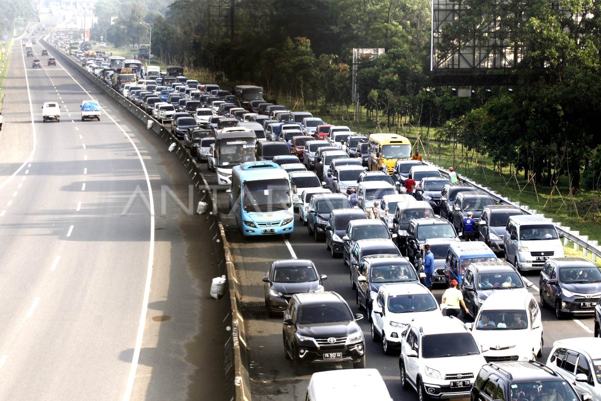 Macet Jalur Puncak Bogor Antara Foto