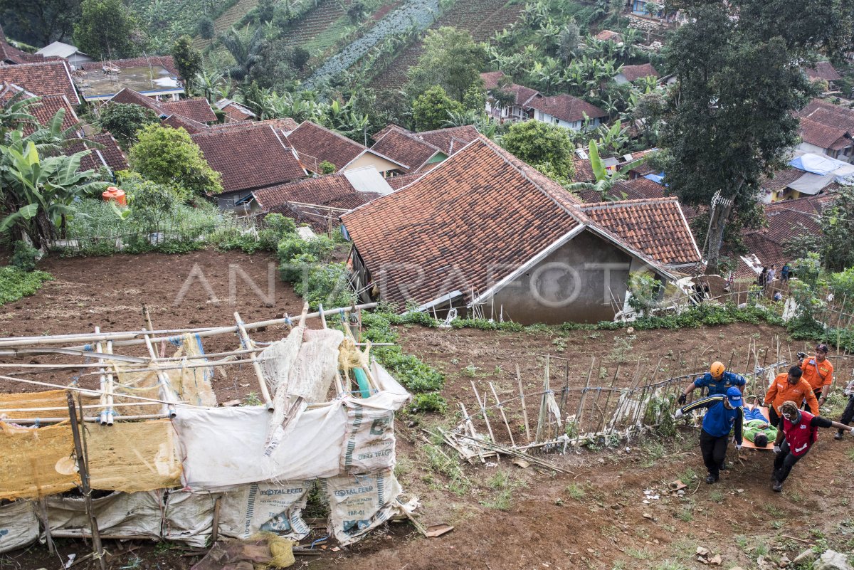 SIMULASI BENCANA GEMPA BUMI | ANTARA Foto