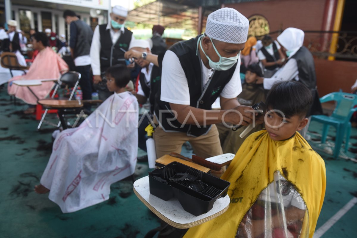 POTONG RAMBUT GRATIS ANTARA Foto POTONG RAMBUT GRATIS ANTARA Foto